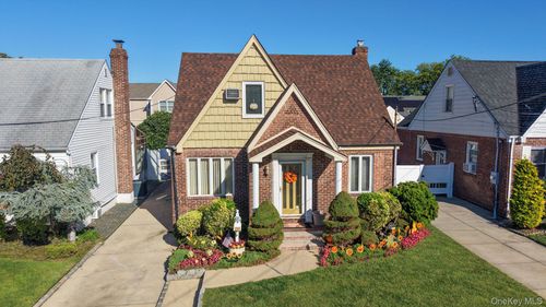 233 Cleveland St, Franklin Square, NY, 11010-2310 | Card Image