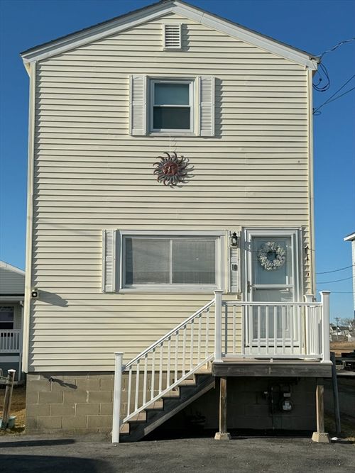 10 Liberty St, Salisbury, MA, 01952-2118 | Card Image