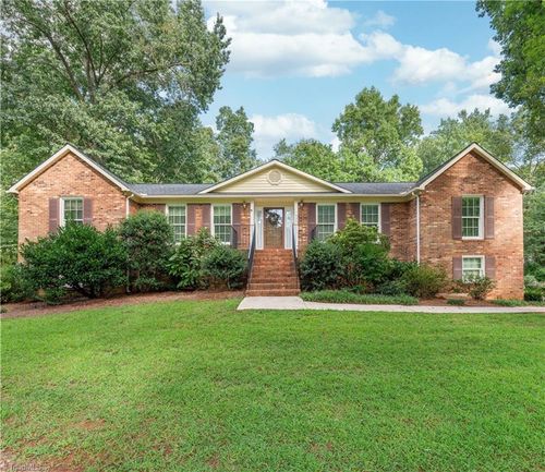 620 Barrocliff Rd, Clemmons, NC, 27012-9035 | Card Image