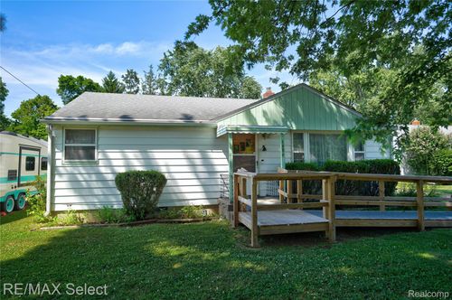 1484 Ronnie St, Flint, MI, 48507-5561 | Card Image