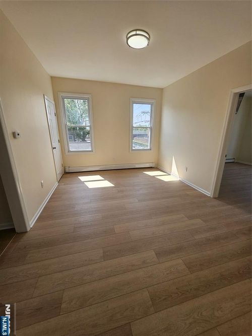 372 Bergen St, Newark, NJ, 07103-2202 | Card Image