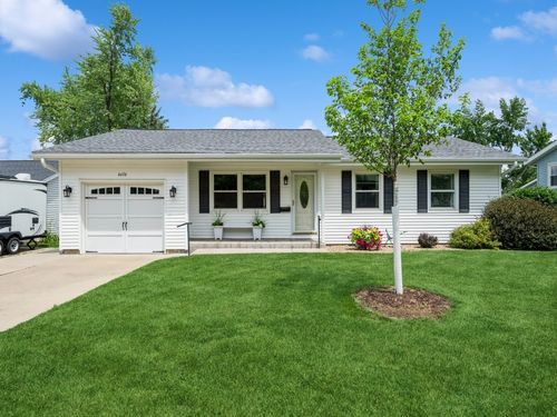 4634 Twin Pine Dr Ne, Cedar Rapids, IA, 52402-1730 | Card Image