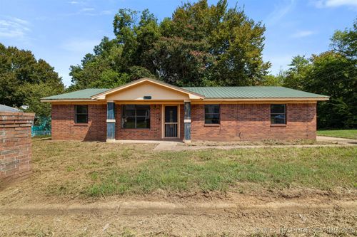 911 S K St, Hugo, OK, 74743-7236 | Card Image