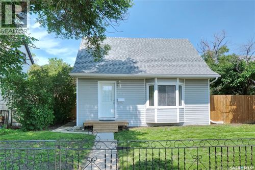 568 Athabasca St E, Moose Jaw, SK, S6H0M1 | Card Image