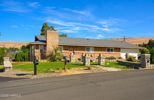 104 Roza Vista Dr, Yakima, WA, 98901-1548 | Card Image