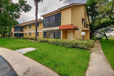 204 - 3041 N Oakland Forest Dr, Condo with 2 bedrooms, 2 bathrooms and null parking in Oakland Park FL | Image 1