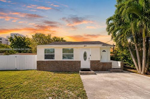 810 Nw 21st Ct, Miami, FL, 33125-3437 | Card Image