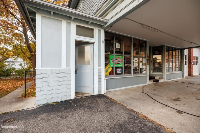 163 Front St, Home with 4 bedrooms, 4 bathrooms and null parking in Housatonic MA | Image 25