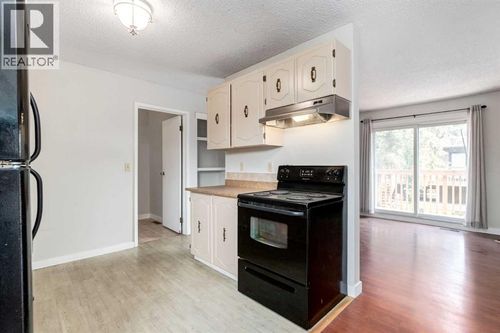 4527 73 St Nw, Calgary, AB, T3B2M3 | Card Image