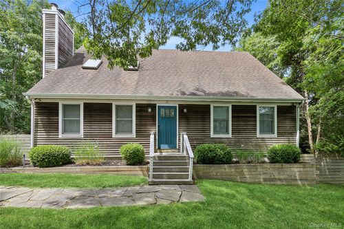 17 Squires Blvd, Hampton Bays, NY, 11946-2029 | Card Image