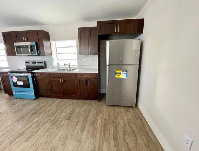 800 Nw 3 Rd Ter, House other with 2 bedrooms, 1 bathrooms and null parking in Hallandale Beach FL | Image 5