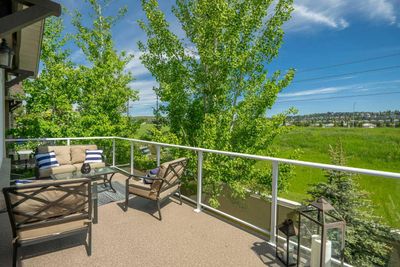 22 Discovery Woods Villas Sw, Home with 3 bedrooms, 2 bathrooms and 4 parking in Calgary AB | Image 2