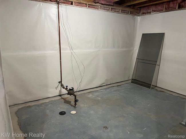 Large storage room in basement. | Image 29