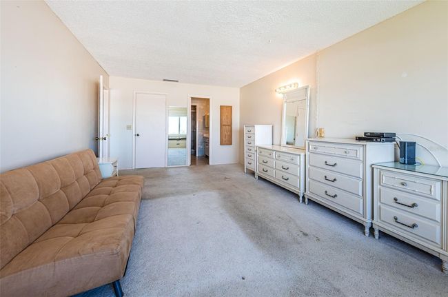 Spacious primary | Image 28