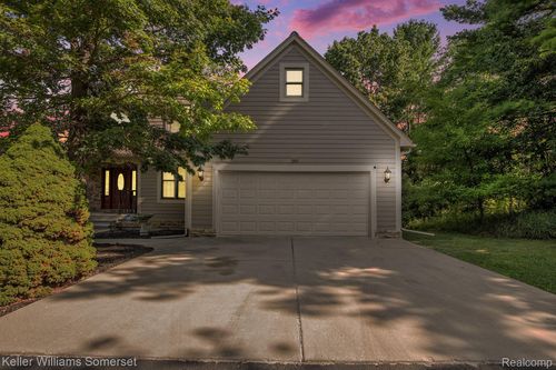 285 Indian Lake Rd, Oxford, MI, 48371-6215 | Card Image