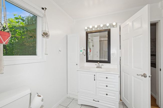 Large Front Yard Area | Image 21