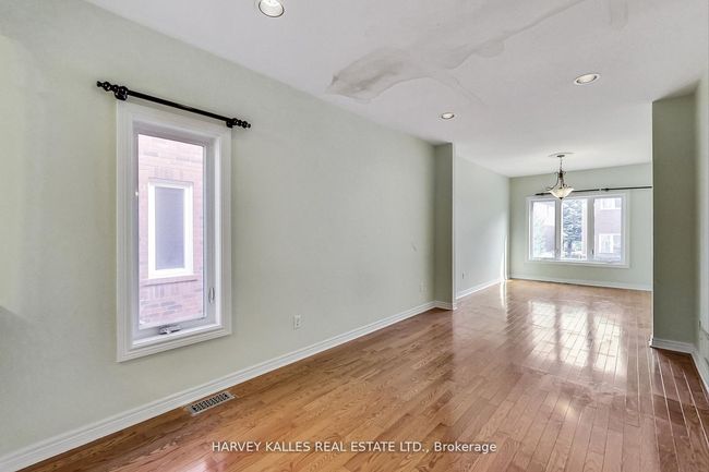 241 Denise Cir, House attached with 3 bedrooms, 3 bathrooms and 3 parking in Newmarket ON | Image 5