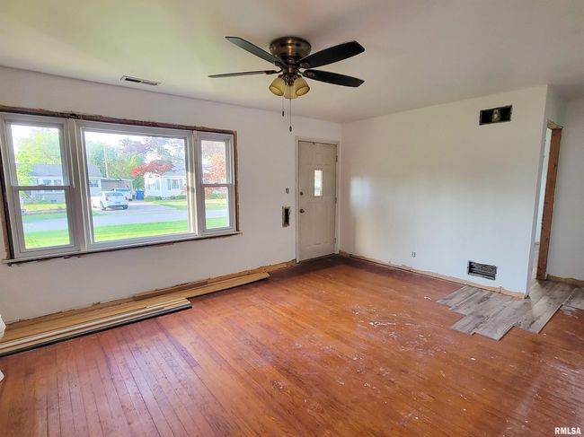225 Hickory St, House other with 2 bedrooms, 1 bathrooms and null parking in Flora IL | Image 8