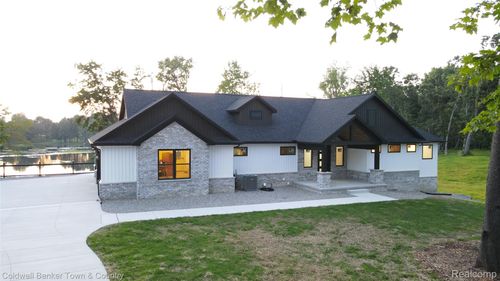 4789 Lakeshire Dr, Howell, MI, 48843-6833 | Card Image