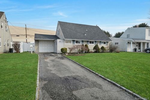 125 Hamlet Rd, Levittown, NY, 11756-4105 | Card Image