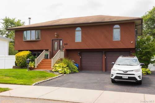 557 N Kings Ave, Lindenhurst, NY, 11757-3534 | Card Image