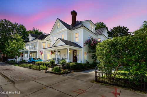 207 Broad St, New Bern, NC, 28560-4901 | Card Image