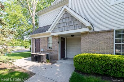 5 - 221 Oakbrooke Drive, Condo with 2 bedrooms, 1 bathrooms and null parking in South Lyon MI | Image 1