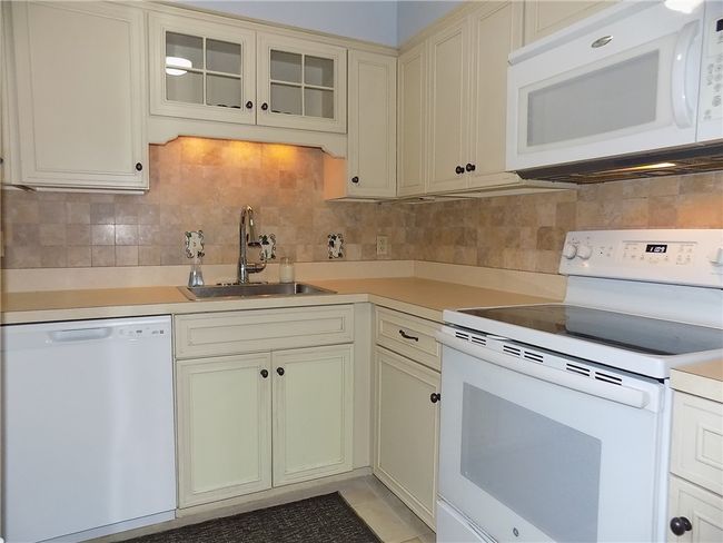 APT-6 - 23 School St, Condo with 2 bedrooms, 1 bathrooms and 2 parking in Westerly RI | Image 4