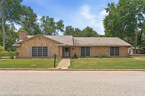 1101 E 19th St, Cameron, TX, 76520-2113 | Card Image