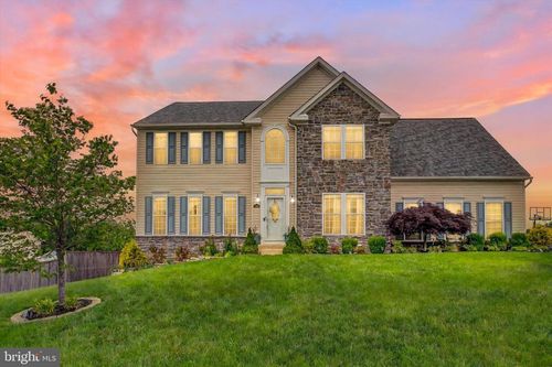 2262 Water Garden Dr, HANOVER, PA, 17331-8323 | Card Image