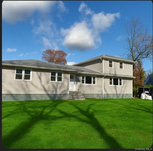 751 Centerwood St, West Babylon, NY, 11704-2126 | Card Image