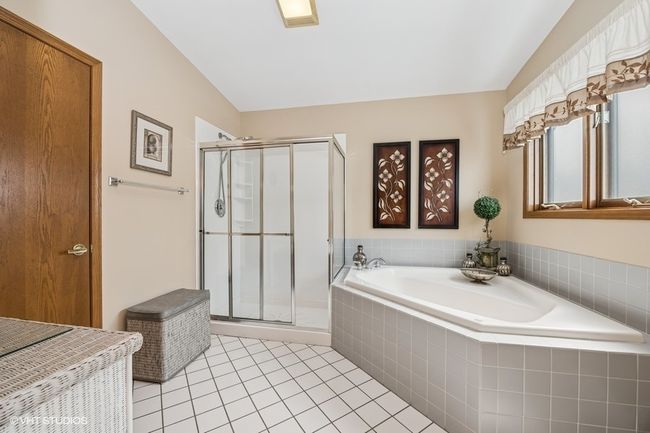 972 W Shore Dr, House other with 3 bedrooms, 3 bathrooms and 3 parking in Fox Lake IL | Image 17