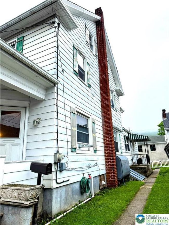 213 E Main St, House other with 4 bedrooms, 2 bathrooms and null parking in Pen Argyl PA | Image 4
