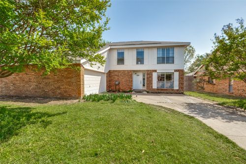 104 Country Ln, Euless, TX, 76039-8018 | Card Image