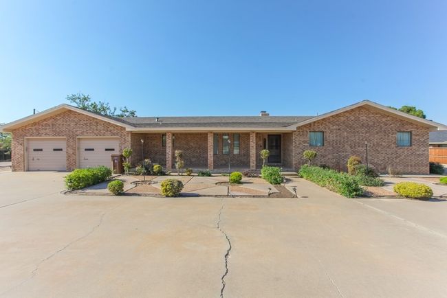 2201 E 25 Th St, House other with 3 bedrooms, 3 bathrooms and 2 parking in Big Spring TX | Image 4