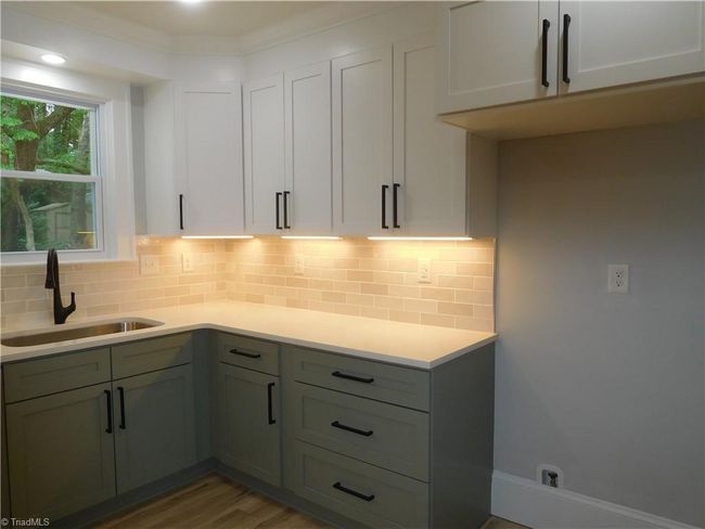 QUARTZ COUNTERS, TILE BACKSPLASH, UNDER CABINET LIGHTS AND PLENTY OF WORKSPACE. | Image 9