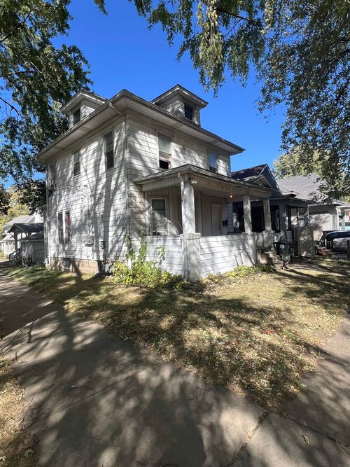 832 W 1st St, Waterloo, IA, 50701-5906 | Card Image