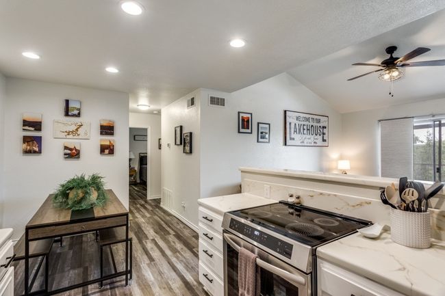 Electric range and breakfast bar | Image 6