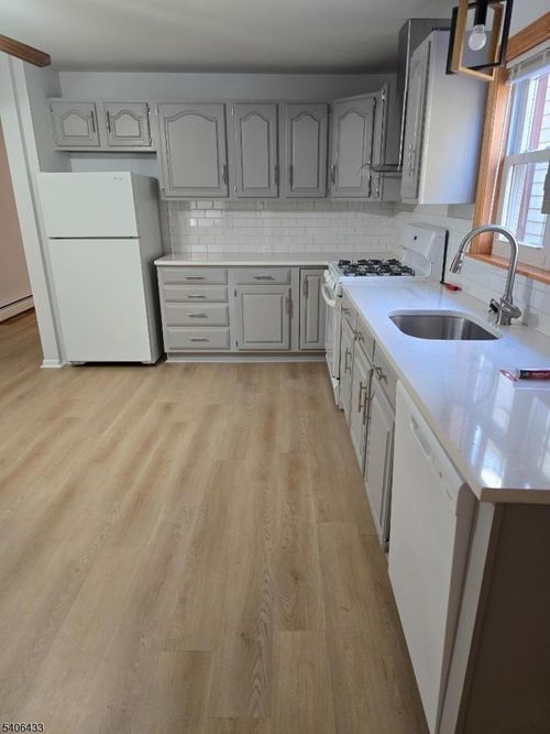 110 Elm St, Newark, NJ, 07105-2996 | Card Image