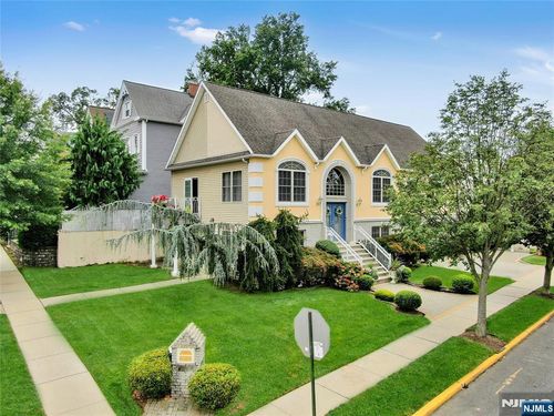 424 Page Ave, Lyndhurst, NJ, 07071-2402 | Card Image