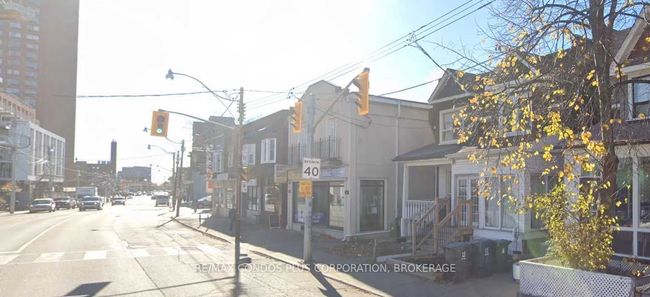 2421 Dundas St W, House attached with 4 bedrooms, 3 bathrooms and 2 parking in Toronto ON | Image 9