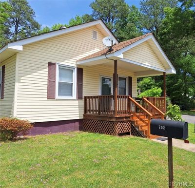 View of front facade with a front lawn and covered porch | Image 1