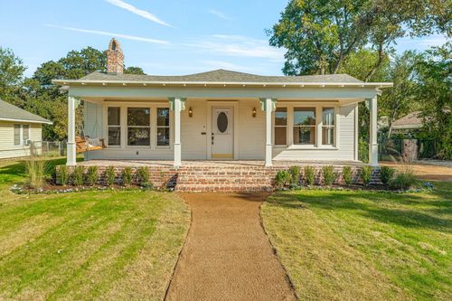 915 Cherry St, Graham, TX, 76450-3507 | Card Image