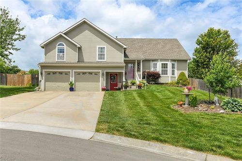 407 Maple Ct, Lansing, KS, 66043-2232 | Card Image