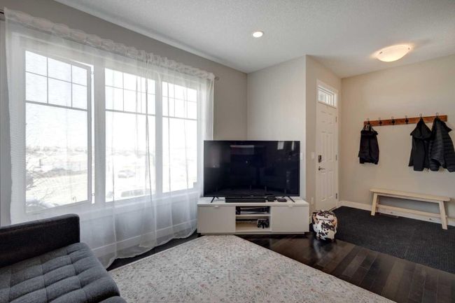 1 - 405 33 Avenue Ne, Home with 3 bedrooms, 2 bathrooms and 1 parking in Calgary AB | Image 3
