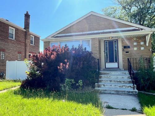 9244 S Sacramento Ave, Evergreen Park, IL, 60805-1747 | Card Image