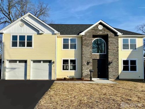 7 Vale St, Edison, NJ, 08817-3402 | Card Image