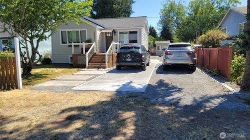 10532 Fremont Ave N, Seattle, WA, 98133-8839 | Card Image