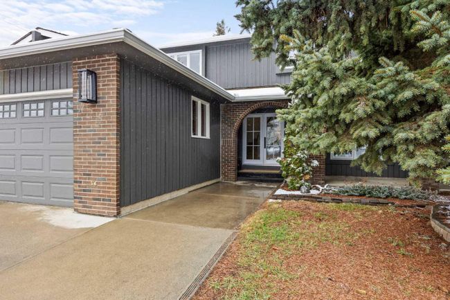 935 Parkvalley Way Se, Home with 3 bedrooms, 3 bathrooms and 4 parking in Calgary AB | Image 4