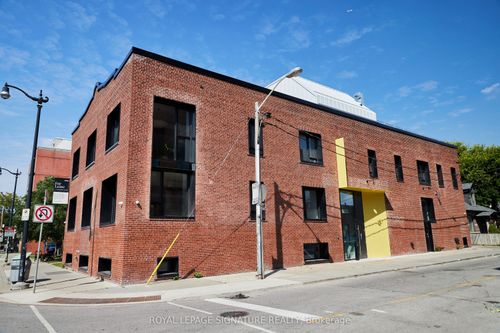2738 Dundas St W, Toronto, ON, M6P1Y3 | Card Image